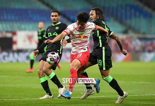 ▲ 울버햄튼(위)과 라이프치히(아래)에서 황희찬은 전혀 다른 모습이다.