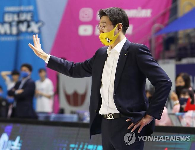 작전 지시하는 김완수 감독 (용인=연합뉴스) 홍기원 기자 = 24일 경기도 용인실내체육관에서 열린 여자프로농구 삼성생명 블루밍스와 KB 스타즈의 경기. KB 김완수 감독이 작전을 지시하고 있다. 2021.10.24 xanadu@yna.co.kr