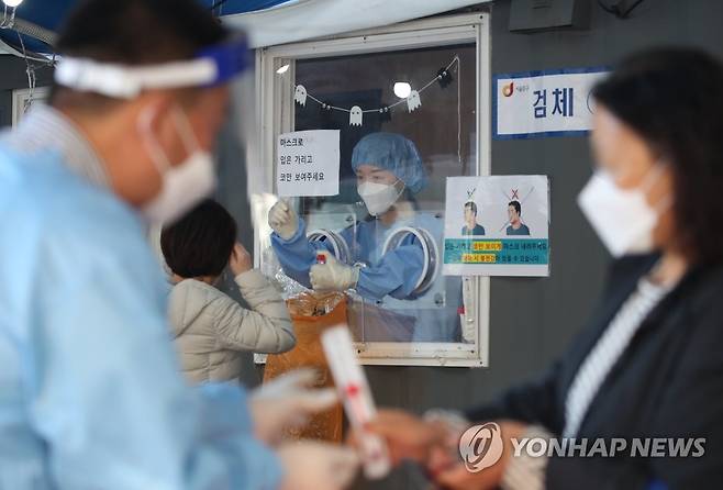 검체 채취하는 의료진 [연합뉴스 자료사진]