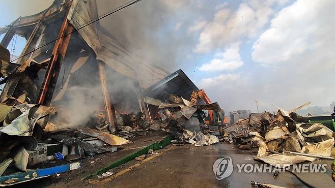 김 공장 진화 작업 (홍성=연합뉴스) 24일 오전 충남 홍성군 광천김특화농공단지 내 한 공장에서 불이 나 소방대원이 진화 작업을 하고 있다. 2021.10.24 [홍성소방서 제공. 재판매 및 DB 금지] walden@yna.co.kr