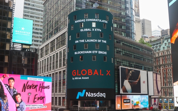 미국 뉴욕 나스닥 전광판에 표시된 글로벌 엑스 ETF 상장 축하 메시지./사진=미래에셋자산운용 제공