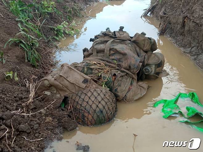 미얀마에서 군부 투쟁에 나선 군인이 숨져있다. © 로이터=뉴스1 © News1 정윤영 기자