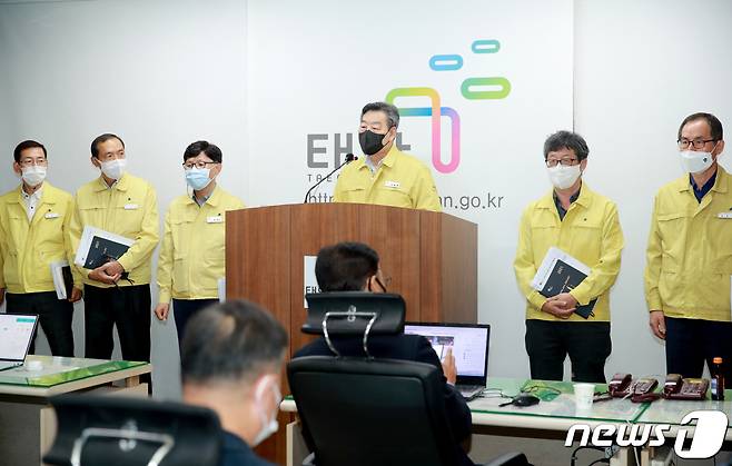 가세로 태안군수가 25일 군청 브리핑실에서 기자회견을 갖고, 예방접종센터 연장 운영을 통해 11월부터 고위험군 군민 7413명을 대상으로 부스터샷 접종에 돌입한다고 밝혔다© 뉴스1