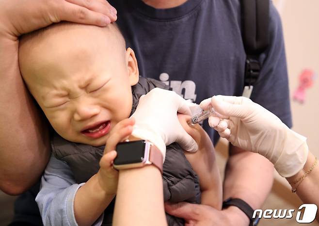 지난 14일 오후 서울 관악구 에이치플러스 양지병원에서 아이가 독감 예방접종을 하고 있는 모습 © News1 김진환 기자