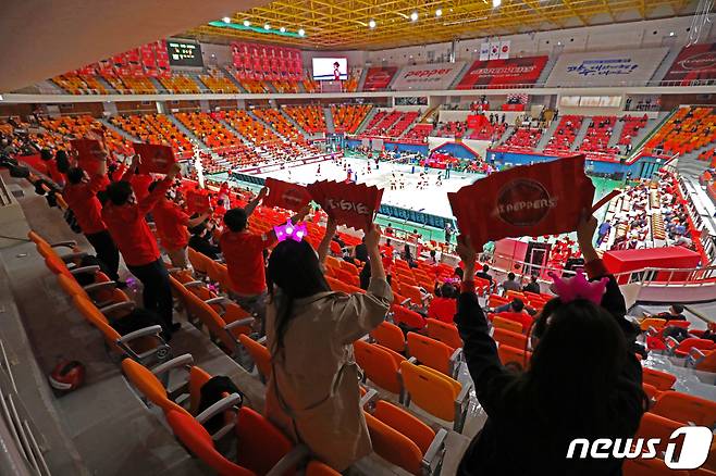 19일 오후 광주 서구 화정동 염주종합체육관에서 열린 프로배구 '2021-22시즌 도드람 V리그' 여자부 페퍼저축은행과 KGC인삼공사의 경기에서 홈 팬들이 열띤 응원을 펼치고 있다.2021.10.19/뉴스1 © News1 황희규 기자