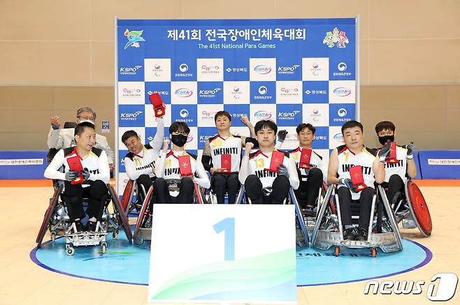 '41회 전국장애인체육대회'에서 우승을 차지한 휠체어럭비 충북선수단.(충북도장애인체육회 제공).2021.10.25/© 뉴스1