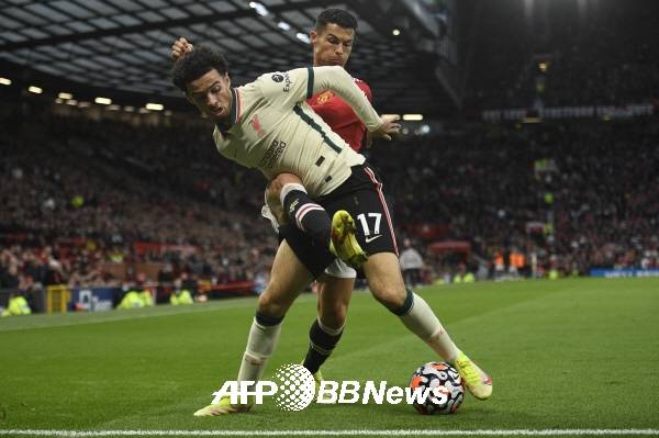 호날두(뒤)와 커티스 존스의 볼 경합. ⓒAFPBBNews = News1