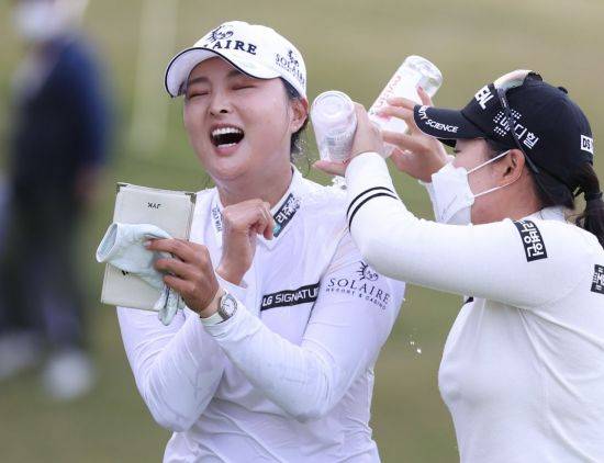 고진영이 BMW레이디스챔피언십 우승 직후 축하 물 세례를 받고 있다. 사진제공=KLPGA