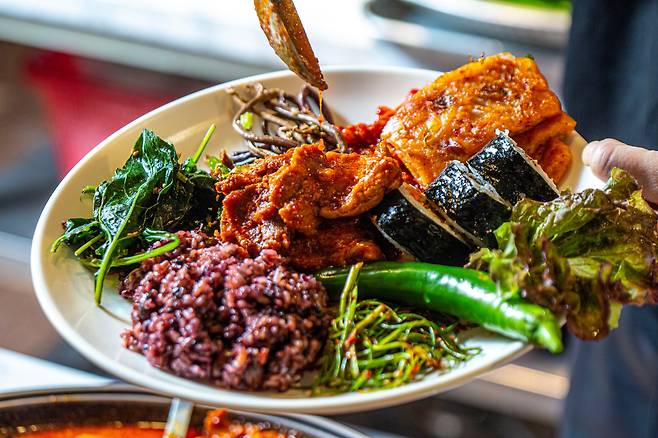 실용적인 MZ세대는 맛있는 한식 뷔페를 찾아 나선다. 연예인들도 단골인 서울 강남구 압구정동의 ‘잘 아는 밥집(7000원)’. /이신영 영상미디어 기자