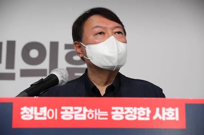 국민의힘 윤석열 대선 경선 후보가 지난 21일 오전 서울 여의도 국민의힘 중앙당사에서 청년정책 공약을 발표하고 있다. /국회사진기자단
