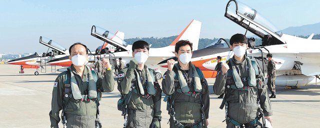제8기 공군 국민조종사로 선발된 강해구 김보준 손효영 강성태 씨(왼쪽부터)가 23일 경기 성남시 서울공항에서 FA-50, T-50 등 항공기 비행 체험을 하기 전 기념촬영을 하고 있다. 공군 제공
