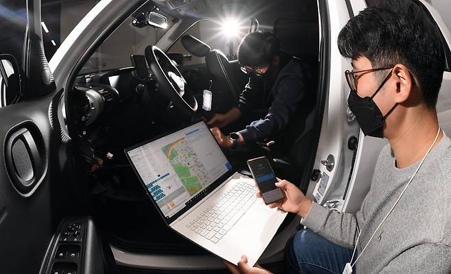 25일 서울 성동구 쏘카 본사에서 엔지니어들이 캐스퍼 차량으로부터 수집한 데이터가 자사 서비스에 정상적으로 반영되는지 테스트하고 있다. 이동근기자 foto@etnews.com