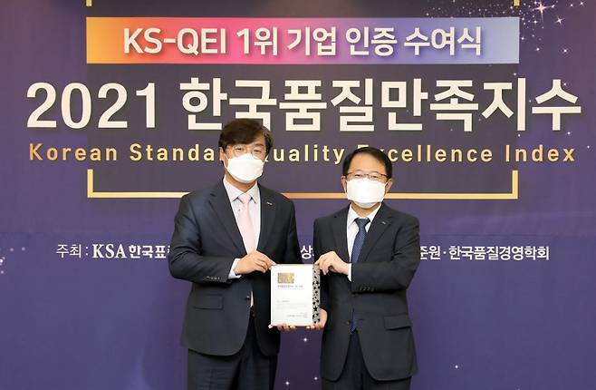 한국품질만족지수 인증 수여식에서 정윤석 신일 대표(왼쪽)가 강명수 한국표준협회장으로부터 인증서를 수상하고 있다.