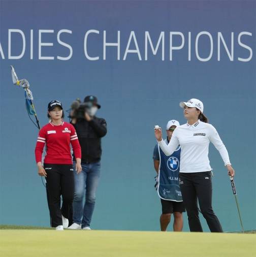 2021년 미국여자프로골프(LPGA) 투어 BMW 레이디스 챔피언십에서 임희정과 연장전 끝에 우승한 고진영 프로. 사진은 연장전 직후 모습이다. 사진제공=BMW 코리아