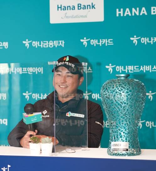 2021년 한국프로골프(KPGA) 코리안투어 하나은행 인비테이셔널 우승을 차지한 이태훈 프로. 사진제공=하나은행 인비테이셔널 대회본부