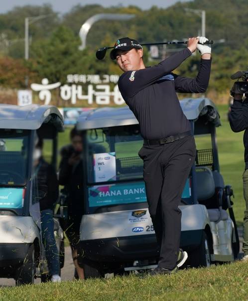 2021년 한국프로골프(KPGA) 코리안투어 하나은행 인비테이셔널 우승을 차지한 이태훈 프로. 사진제공=하나은행 인비테이셔널 대회본부