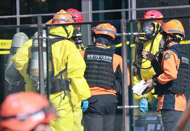 23일 오전 서울 금천구 가산동 가산메트로지식산업센터 신축 공사 현장 지하에서 화재진압에 쓰이는 약품인 소화 설비가 누출돼 21명의 사상자가 발생했다. 이 가운데 2명은 병원 이송 중 심폐소생술을 받았으나 사망한 것으로 확인됐다. 화학복을 착용한 중앙 119구조대원들이 추가 인명 수색을 위해 사고 현장 진입을 준비하고 있다. 연합뉴스