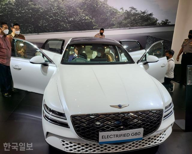 조코 위도도(차량 안 왼쪽) 인도네시아 대통령과 정의선(차량 안 오른쪽) 현대자동차그룹 회장이 25일 자카르타인터내셔널엑스포에 전시된 전기차 제네시스 G80에 동반 탑승했다. 자카르타=고찬유 특파원