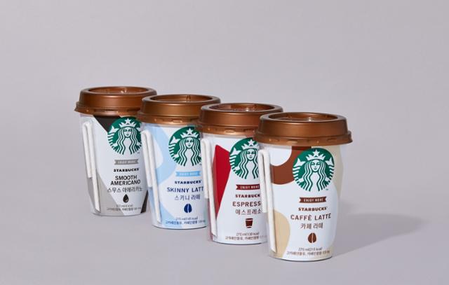 동서식품이 국내 최초로 컵 커피 제품군에 종이 빨대를 도입했다. 종이 빨대가 적용된 스타벅스 컵 커피 270㎖ 제품. 동서식품 제공