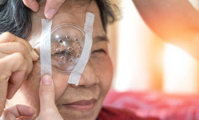 백내장 수술 후에는 엎드리기, 음주, 흡연 등 안압을 높이는 행동을 하면 안 된다.사진=게티이미지뱅크