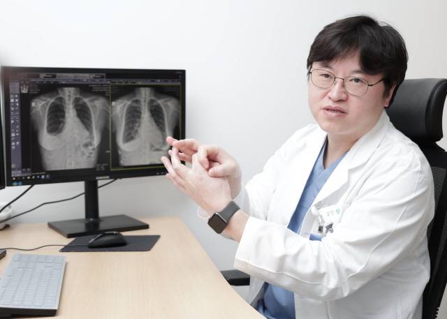 경희대병원 흉부외과 김인섭 교수​ 진료 사진./경희대병원 제공