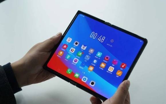 오포 폴더블폰 시제품 [사진=브라이언 쉔 전 오포 부사장 웨이보]