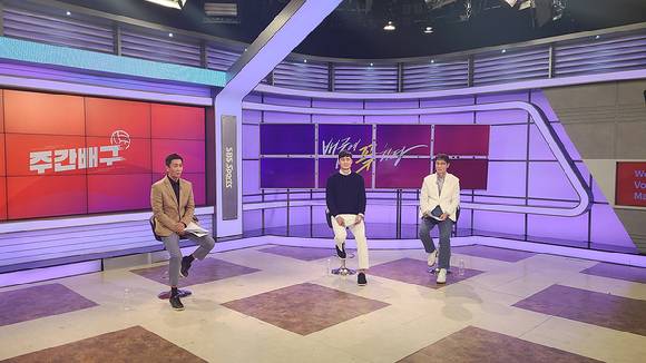 이동근 SBS스포츠 아나운서(왼쪽부터)가 올 시즌 배구 전문 매거진 프로그램 '주간배구' 진행을 맡는다. 이 아나운서가 이선규, 이정철 SBS스포츠 배구해설위원과 함께 방속 녹화에 앞서 포즈를 취하고 있다. [사진=SBS스포츠]