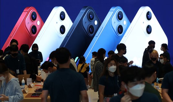 애플의 스마트폰 아이폰13 시리즈 판매가 시작된 지난 8일 오후 서울 강남구 애플 매장에서 고객들이 아이폰13을 살펴보고 있다. 뉴스1