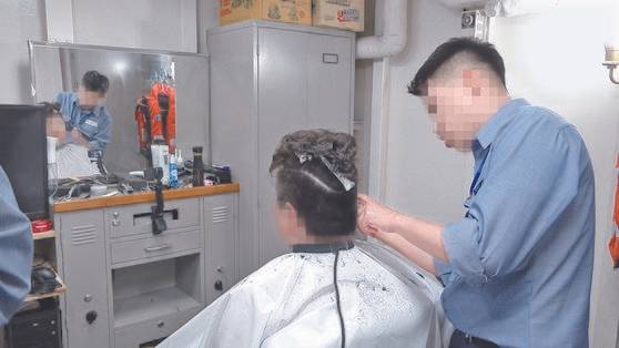 이발병이 군 장병의 머리카락을 깎고있는 모습. 영상캡처=공성룡 기자