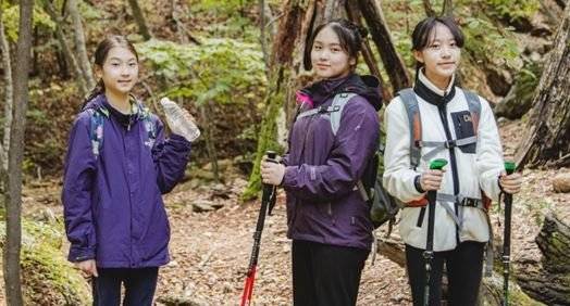 이은별·김인아 학생기자와 최지원 학생모델(왼쪽부터)이 국립등산학교와 설악산 주전골을 찾아 등산 기초 지식을 배웠다.