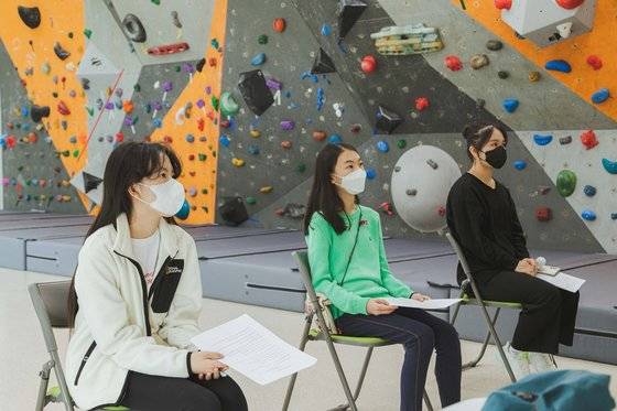 산행을 떠나기 전 이론 수업을 듣고 있는 소중 학생기자단.