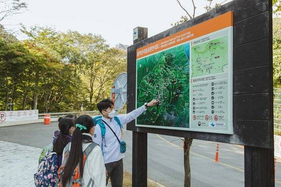 조상일(맨 오른쪽) 강사가 설악산 주전골 코스를 설명했다. 초보자는 높이가 낮은 산이나 등산로가 잘 정비된 짧은 거리의 트레킹 코스부터 시작하는 것을 추천한다.