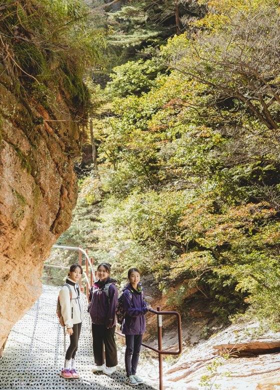 등산 기초를 배우고 설악산 주전골 산행에 나선 소년중앙 학생기자단.