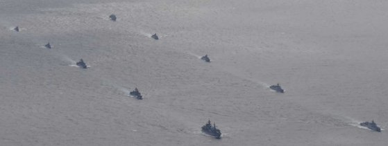 중국과 러시아 함정이 일본 근해에서 훈련을 하고 있다. 일본 통합막료감부