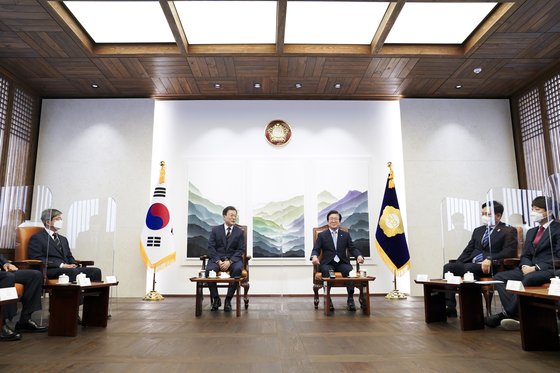 문재인 대통령이 25일 국회 접견실에서 박병석 국회의장과 환담하고 있다. 청와대사진기자단