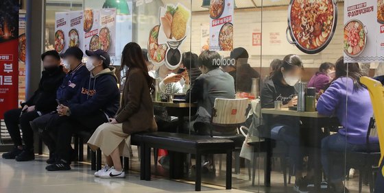 25일 오후 서울 시내의 한 식당에서 시민들이 식사를 하고 있다. 뉴스1