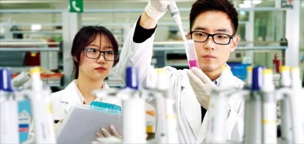 인천 송도 삼성바이오에피스 연구실에서 연구원이 바이오시밀러 제품을 실험하고 있다. /삼성바이오에피스 제공