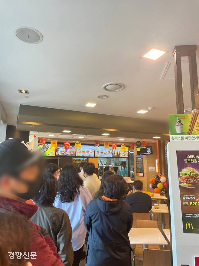 서울 마포구의 있는 맥도날드 매장에서 키오스크가 작동하지 않아 고객들이 길게 줄을 서있다. 강수민씨 제공.
