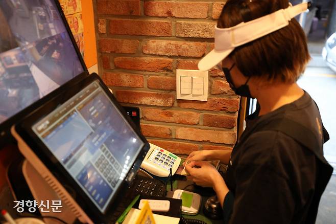 KT 인터넷망이 전국적으로 통신 장애를 일으킨 가운데 서울 종로구 한 음식점 점원이 카드 기계로 결제를 시도하고 있다. 통신 장애로 카드 기기가 먹통이 돼 자영업자와 시민들이 결제에 불편을 겪게 됐다. /한수빈 기자