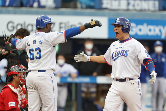 Samsung catcher Kang Min-ho hugs teammate Jose Pirela after hitting a two-run home run against the SSG Landers at Samsung Lions Park in Daegu on Sunday. [NEWS1]