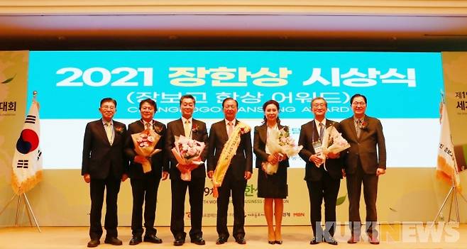 정영수 CJ그룹 글로벌경영 고문(사진 가운데)이 (사)장보고글로벌재단과 완도군이 공동 주최하는 ‘2021 장보고한상 어워드’ 대상을 수상했다.[사진=완도군]