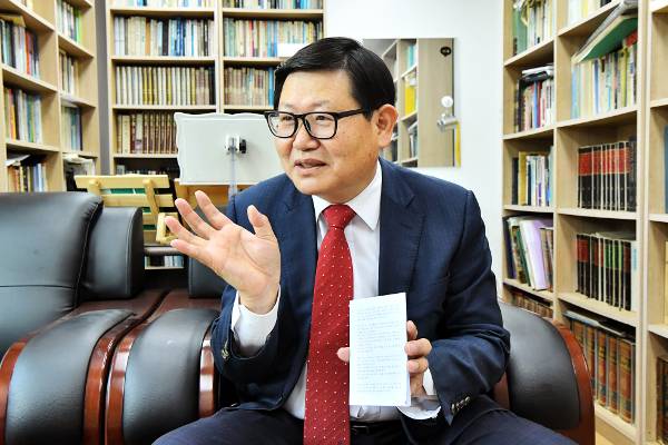 지난 21일 경기도 안산 선감제일교회에서 만난 소재송 목사. 소 목사는 “성경 암송을 통해 나 자신이 하나님의 사람으로 변해가는 걸 느끼고 있다”고 말했다.   안산=신석현 인턴기자