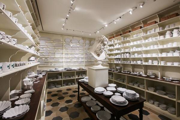 현대백화점이 이달 24일 압구정본점 2층에 선보인 아스티에 드 빌라트 매장. 프랑스산 40만원대 접시, 80만원대 화병 등을 파는 매장이다. [사진 제공 = 현대백화점]