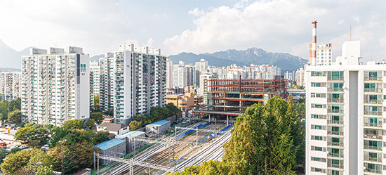 서울시 도봉구 창동 일대 아파트 가격이 여러 개발 호재로 인해 상승하고 있다. 사진은 창동민자역사 공사 현장과 인근 아파트 일대. 
<윤관식 기자>