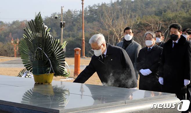 (광주=뉴스1) 이수민 기자 = 5·18기념재단과 5월 3단체(부상자회·유족회·구속부상자회), 5·18진상규명조사위원회가 4일 오후 광주 북구 망월동 국립 5·18민주묘지를 찾은 가운데 송선태 5·18진상규명조사위원장이 2묘역에 헌화하고 있다. 2021.1.4/뉴스1