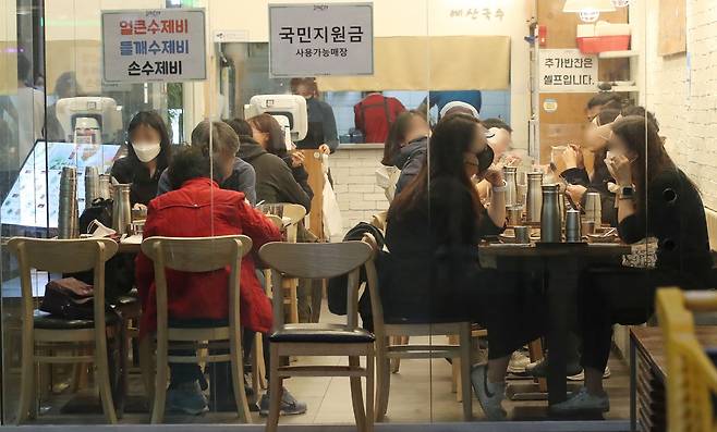 25일 오후 서울 시내의 한 식당에서 시민들이 식사를 하고 있다. 이르면 다음달 1일부터 단계적 일상회복(위드 코로나)이 시작된다. 이날 정부는 단계적 일상회복 이행과 관련한 공청회를 열고 '위드 코로나 정책 전환 초안'을 공개했다./사진=뉴스1