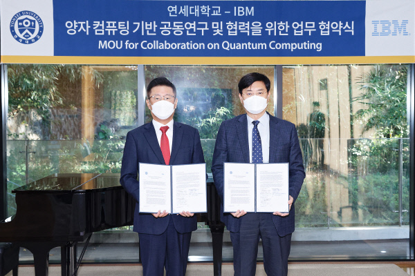 서승환(오른쪽) 연세대 총장과 원성식 한국IBM 사장이 업무 협약식 후 협약서를 들어보이고 있다.