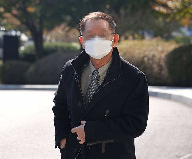 성남 대장동 개발 로비·특혜 의혹 사건과 관련해 검찰 조사를 받고 있는 황무성 성남도시개발공사 초대 사장이 24일 오후 참고인 신분으로 소환돼 서울 서초구 서울중앙지검에 들어서고 있다. [연합]