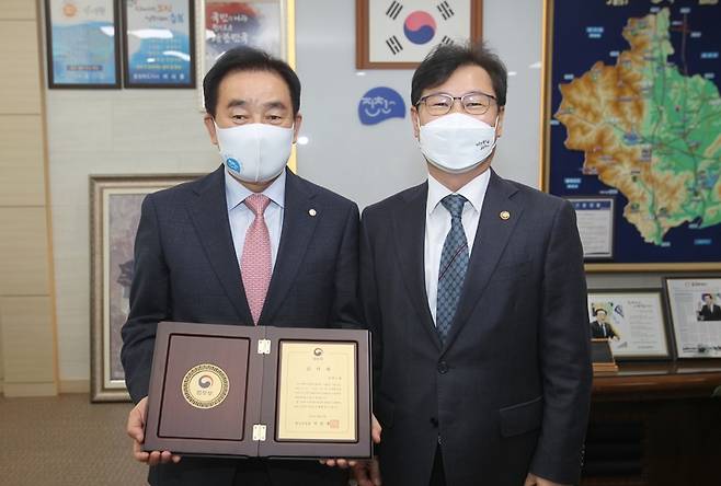 [진천=뉴시스] 강신욱 기자 = 송기섭(왼쪽) 충북 진천군수가 25일 군청에서 아프가니스탄 특별기여자와 가족들을 품은 진천군민에게 고마움을 전하는 박범계 법무부 장관 명의의 감사패를 강성국 법무부 차관으로부터 전달받은 뒤 기념사진을 찍고 있다. (사진=진천군 제공) 2021.10.25. photo@newsis.com  *재판매 및 DB 금지