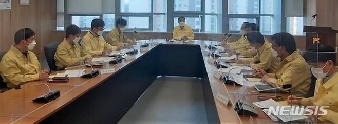 [청주=뉴시스] 김재광 기자 = 염기동 충북농협 본부장(가운데)이 25일 오전 지역본부 회의실에서 농협충북유통, 농협사료, 음성축산물가공공장, 농협목우촌 등 충북 소재 계열사 재난·안전 책임자들과 코로나19 방역 특별대책회의를 하고 있다.2021.10.25.kipoi@newsis.com